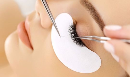 What is better eyelash extension or lamination
