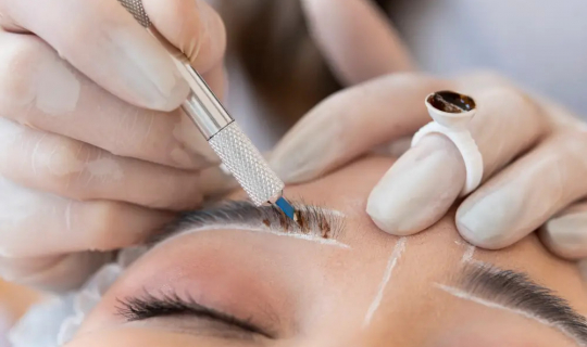 Вплив гормональних змін на результат фарбування брів та вій