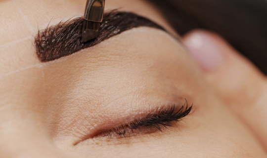 Вплив гормональних змін на результат фарбування брів та вій