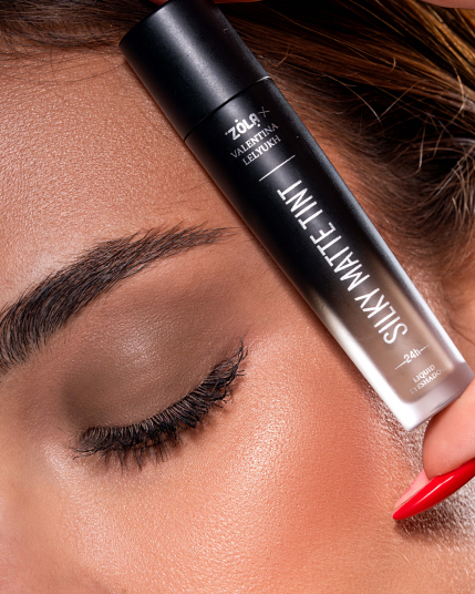ZOLA x Valentina Lelyukh Рідкі тіні для повік Silky Matte Tint 04 Sandstone - 5