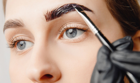 Чим краще фарбувати брови фарбою чи хною