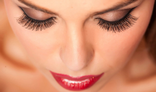 Вплив гормональних змін на результат фарбування брів та вій