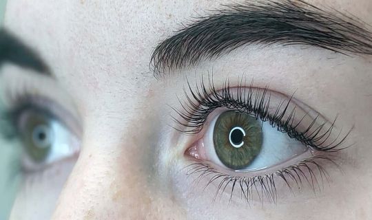 What is better eyelash extension or lamination