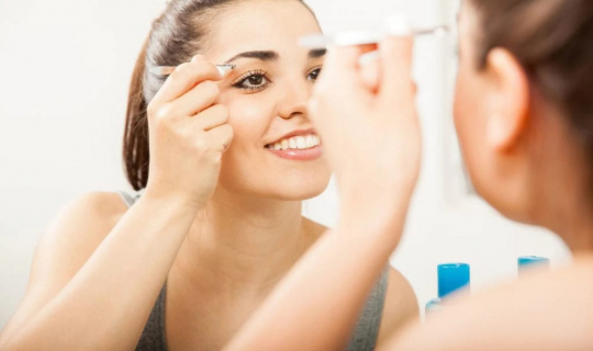 How to create a house-shaped eyebrow shape at home